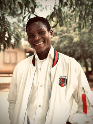 طالبة دولية مبتسمة